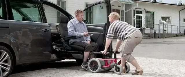 Transfert de personnes entre le fauteuil roulant et la voiture à Dax