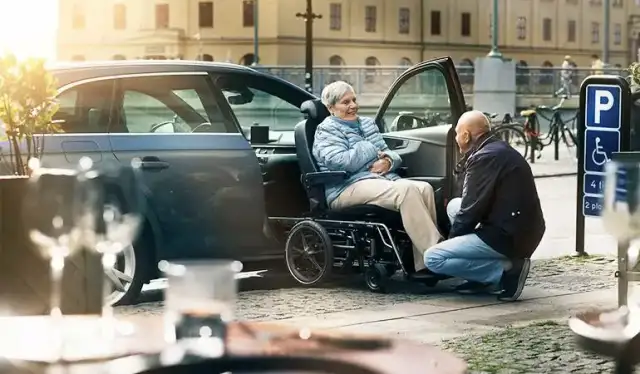 Transfert de personne handicapée du fauteuil à la voiture sans levage dans le Sud-Ouest